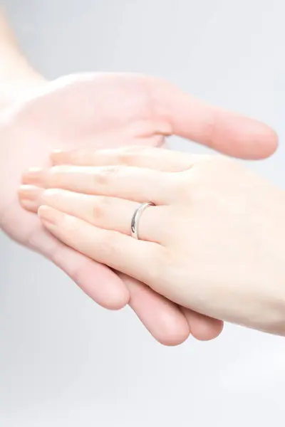 女人和戒指手拉手 得到求婚 — 图库照片