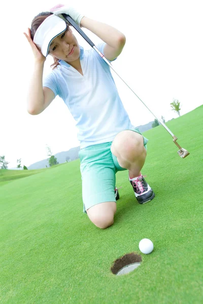 フィールドでゴルフをするアジアの少女 — ストック写真