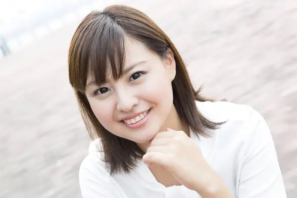 Jovem Mulher Japonesa Roupas Casuais Sorrindo — Fotografia de Stock
