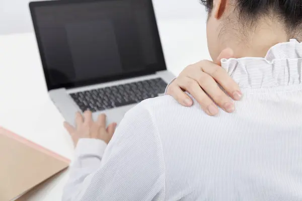 Frau Mit Rückenschmerzen Mit Laptop — Stockfoto