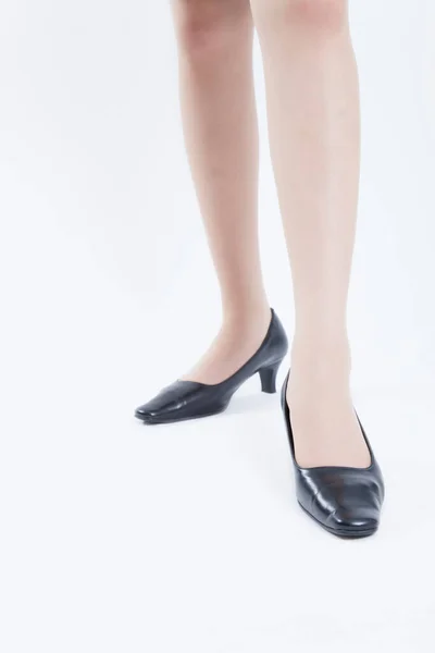 Zole Edilmiş Arka Planda Siyah Ayakkabılı Kadın Bacakları — Stok fotoğraf
