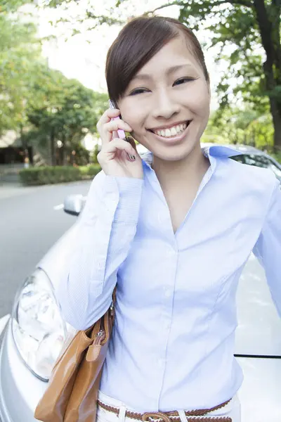 Mooie Aziatische Vrouw Praten Smartphone — Stockfoto