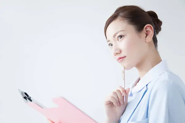 Portret Van Japanse Vrouwelijke Verpleegster Met Een Klembord — Stockfoto