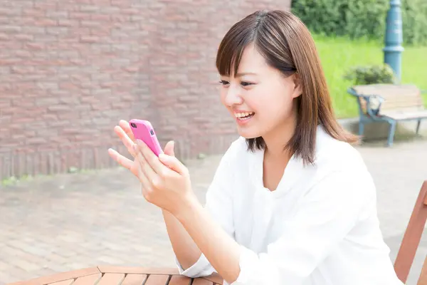 Νεαρή Γιαπωνέζα Γυναίκα Χρησιμοποιώντας Smartphone Εξωτερική — Φωτογραφία Αρχείου