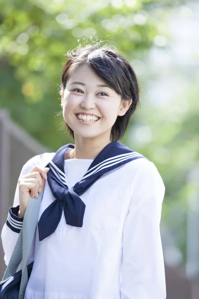 Sorridente Japonês Feminino Estudante Escola Uniforme Posando Parque — Fotografia de Stock