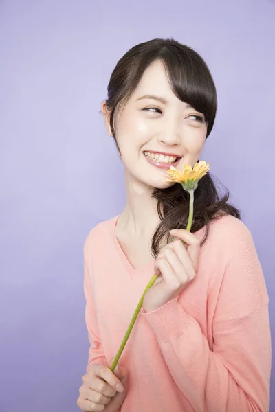Sorridente Jovem Mulher Asiática Segurando Única Flor — Fotografia de Stock