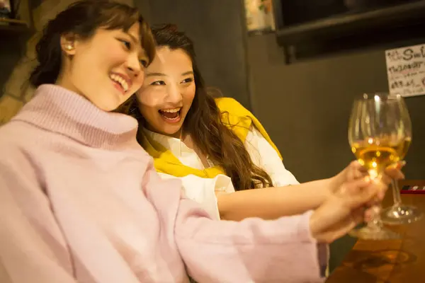 Jóvenes Mujeres Japonesas Bebiendo Vino Bar —  Fotos de Stock