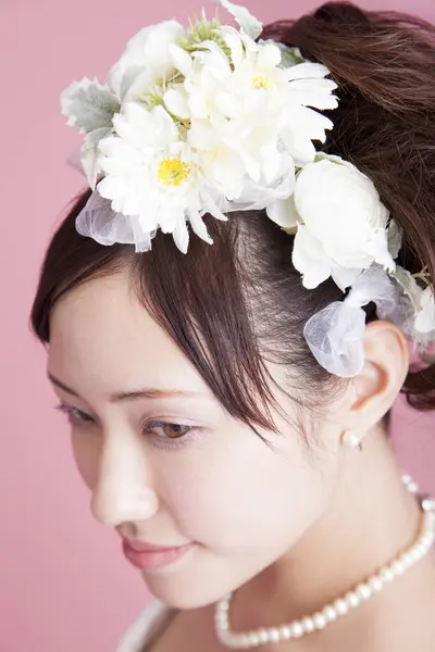 Krásná Asijská Nevěsta Pózování Proti Růžové Pozadí — Stock fotografie