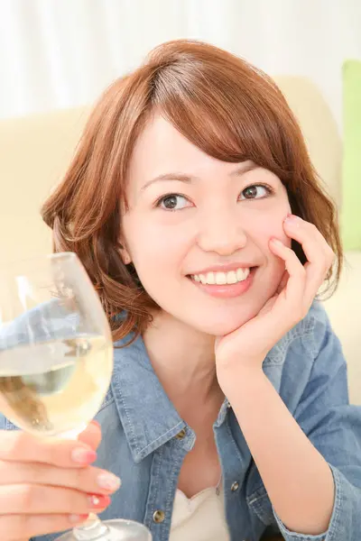 Portret Azjatki Pijącej Wino Domu — Zdjęcie stockowe