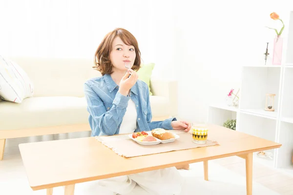 Young Japanese Woman Having Breakfast Home — Stock Photo, Image