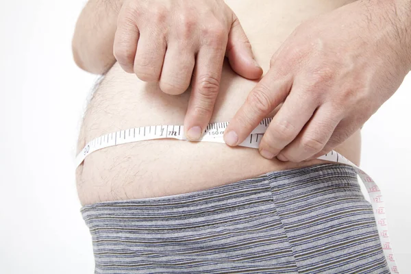 Göbek ölçen şişman adam, yakın plan fotoğraf. 
