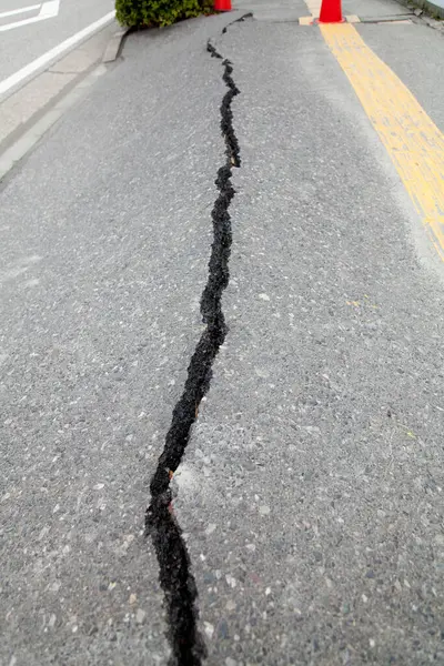 Depremden sonra asfalt yol yüzeyi kırılmış.