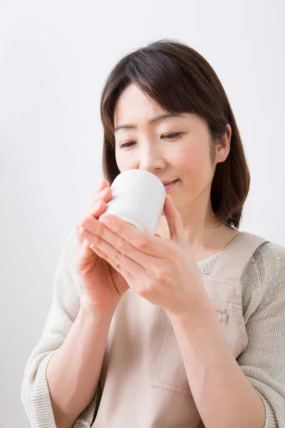 Portret Pięknej Japońskiej Kobiety Pijącej Herbatę Domu — Zdjęcie stockowe