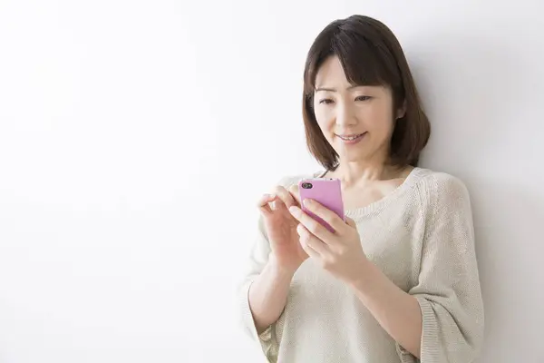 Mujer Joven Usando Teléfono Inteligente — Foto de Stock