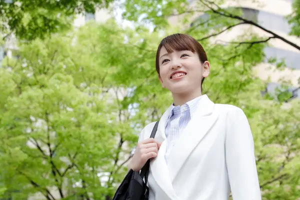 Şehirdeki genç Asyalı kadın.