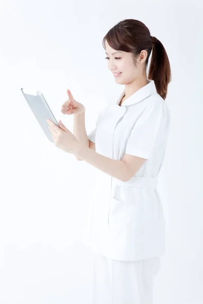 Studioporträt Der Schönen Japanischen Krankenschwester Weißer Robe Fröhlicher Arzt Isoliert — Stockfoto