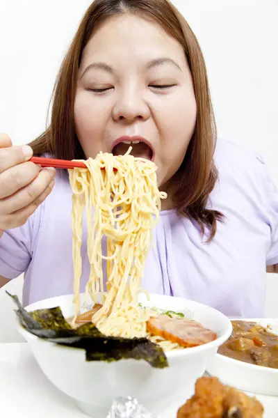 Übergewichtige Asiatinnen Essen Nudeln Studioporträt — Stockfoto