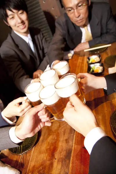Grupo Japoneses Sentados Pub Cerveza — Foto de Stock