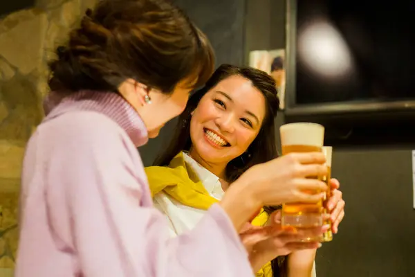 Jóvenes Mujeres Japonesas Bebiendo Cerveza Bar — Foto de Stock