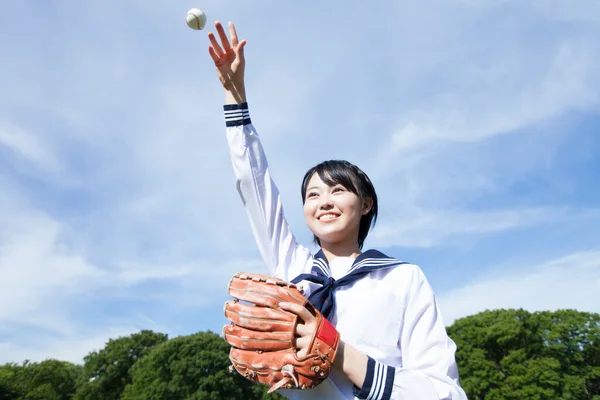 Portré Aranyos Ázsiai Iskolás Lány Baseball Labdát Játszik Pályán — Stock Fotó