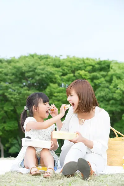 Mother Daughter Eating Lawn — Stock Photo, Image