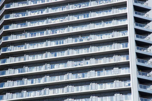 Modern şehir bloğunda yeni inşa edilen apartman yükseliyor.