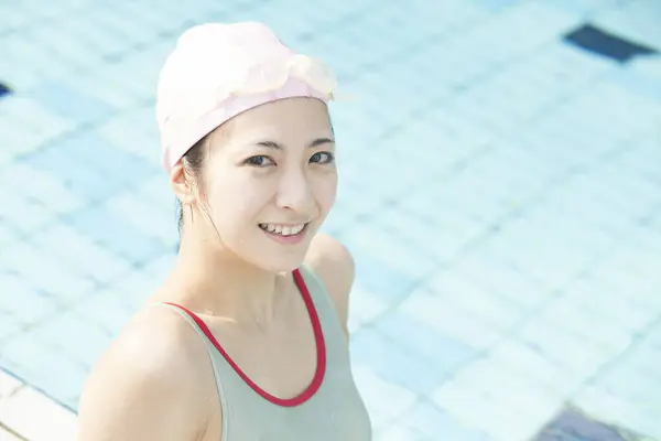 身穿泳衣戴帽的日本妇女 — 图库照片