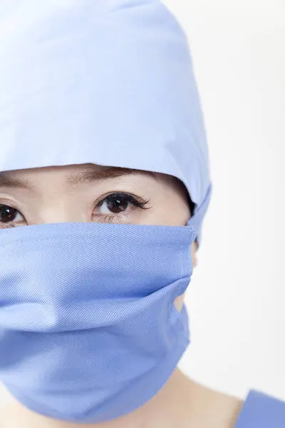 Vrouwelijke Aziatische Arts Dragen Chirurgische Masker — Stockfoto