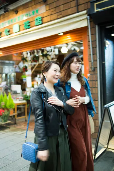 Sokakta yürüyen Asyalı kadınlar