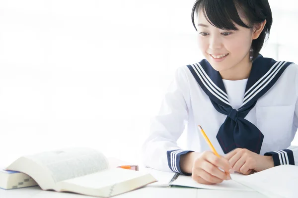 Νεαρή Ασιάτισσα Μαθήτρια Που Σπουδάζει Στο Σχολείο — Φωτογραφία Αρχείου