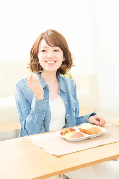 Młoda Japonka Śniadanie Domu — Zdjęcie stockowe