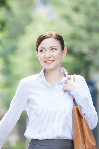 Χαμογελαστή Γιαπωνέζα Επιχειρηματίας Που Περπατά Στο Πάρκο Της Πόλης — Φωτογραφία Αρχείου