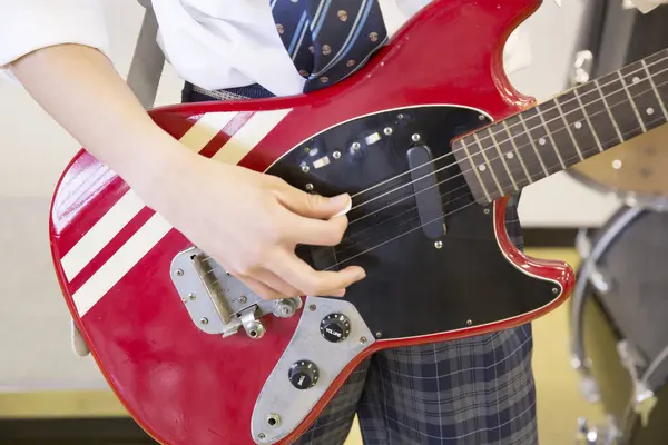 Menino Escola Tocando Guitarra Elétrica Sala Aula Close View — Fotografia de Stock