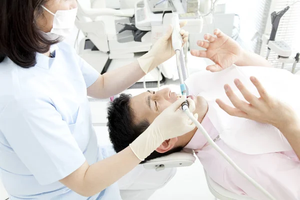 Azjatycki Dentysta Pacjentem Klinice Stomatologicznej — Zdjęcie stockowe