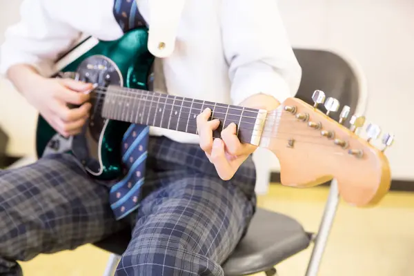 Menino Escola Tocando Guitarra Elétrica Sala Aula Close View — Fotografia de Stock