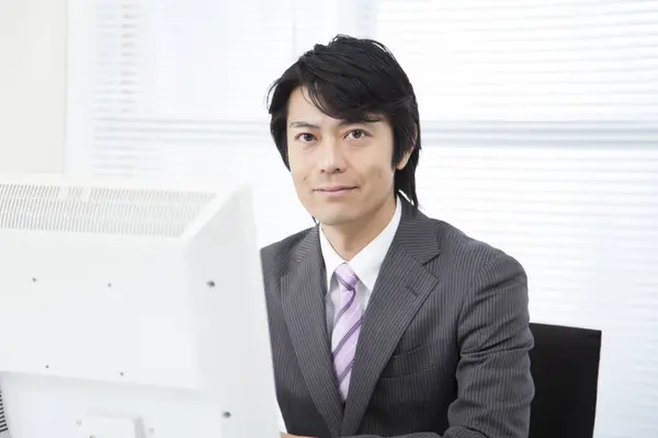 Självsäker Ung Japansk Affärsman Som Arbetar Kontoret — Stockfoto