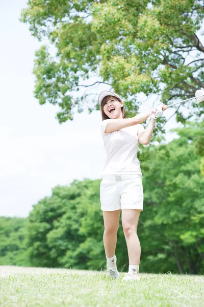 Güzel Asyalı kadın golfçü