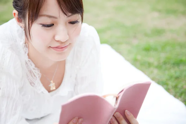 Японська Жінка Читає Книгу Парку — стокове фото