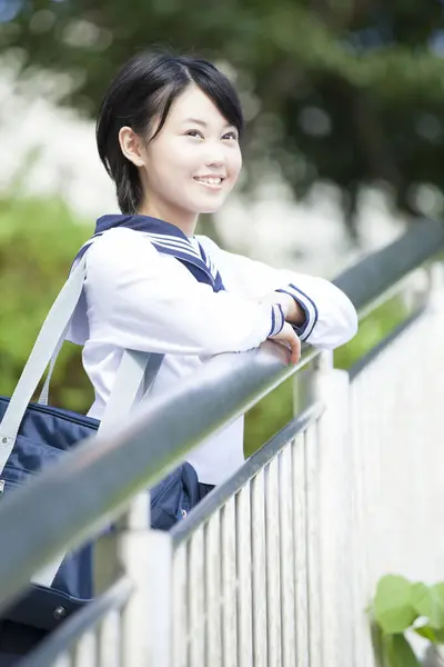 Sorridente Giapponese Studentessa Scuola Femminile Uniforme Posa Sulle Scale — Foto Stock