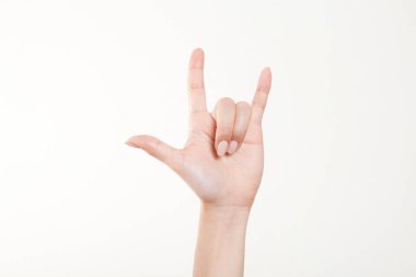 Beyaz arka planda el hareketi yapan kadınların yakın çekimi. 