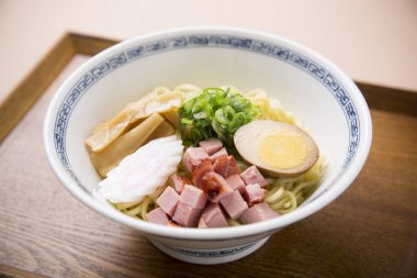 Japon erişteleri beyaz kasede servis edilir.