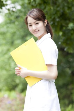 Dosyası dışarıda olan Asyalı öğrenci kadın.