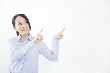 Kopya alanını gösteren Asyalı kadın