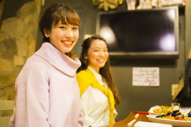 Japon restoranında genç bir kadın. 