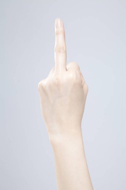 Beyaz arka planda el hareketi yapan kadınların yakın çekimi. 