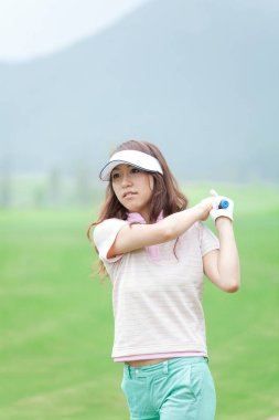 Asyalı kadın golf oynamak 