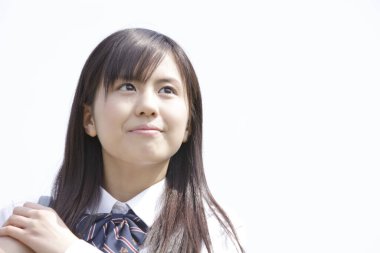 Gülümseyen kız özenle yukarı bakıyor.