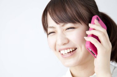 Genç Asyalı iş kadını akıllı telefon kullanıyor, stüdyo fotoğrafı. 