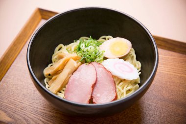 Japon usulü jambonlu ramen, yumurta ve yeşil soğan.. 