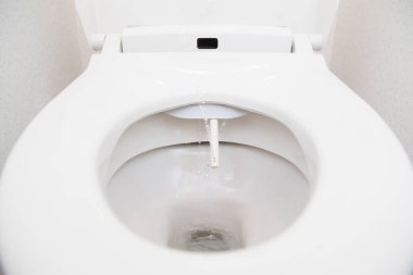 Banyoda beyaz klozet var.  